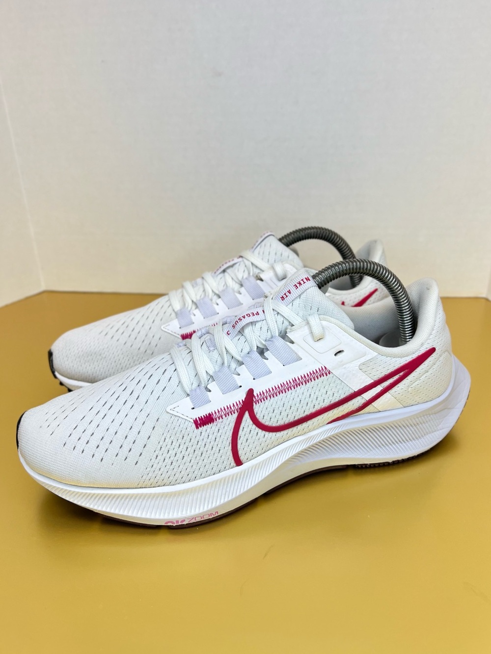 Nike Air Zoom Pegasus 38 Womens 8.5M Wh/Blk/Flash Crimson CW7358-101 Very good!